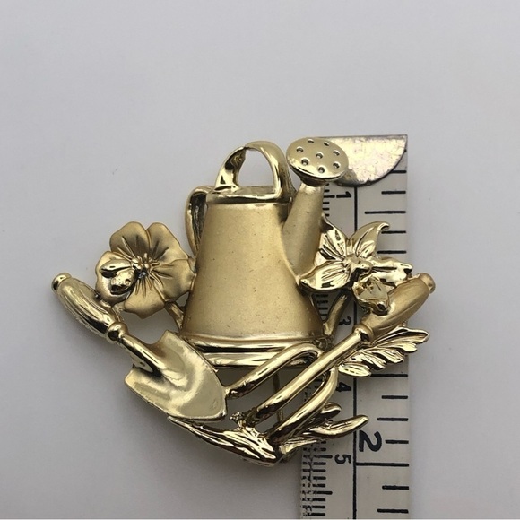 VTG AJC Gardening Flowers Water Can Matte & Shiny Gold Tone Brooch 2” - Picture 4 of 4